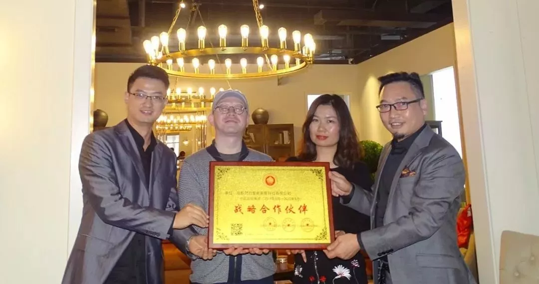 中國晶鯤鵬獎戰(zhàn)略合作伙伴設(shè)計賦能簽約儀式圓滿召開—成都建博會“大家居·設(shè)計周”(圖9)